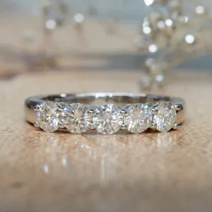 Detailaufnahme des funkelnden 5-Stein-Moissanit-Rings mit runden Brillantschliffsteinen.