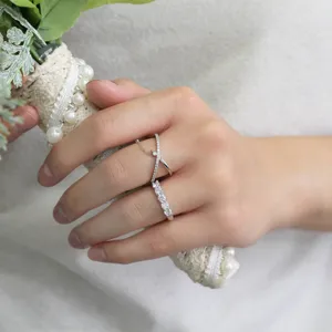 Nahaufnahme von doppelten ineinandergreifenden Zirkoniasteinen Ringe mit filigraner Kette.