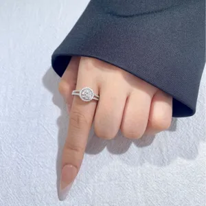 Eleganter 925 Silber Moissanit Ring mit funkelndem Zirkon Pavé und strahlendem Stein.