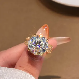Nahaufnahme Detailansicht eines funkelnden 10-Karat-Moissanit-Rings mit doppelter Pavé-Schiene.