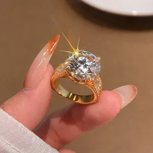 Luxuriöser 10-Karat-Moissanit-Ring-Detail, vier Krappen Solitär mit funkelnden Steinen.