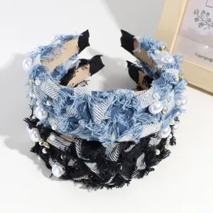 Detailansicht von Denim Tweed Perlen Haarreif mit fransiger Kante elegant Haarschmuck stil.