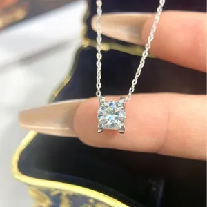 Classic four-prong solitaire moissanite pendant necklace silver clavicle chain jewelry.