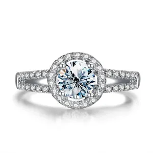 Atemberaubender 1-Karat Moissanit Verlobungsring mit Halo und Pavé-Schiene in Silber.