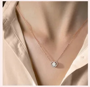 Élégant collier pendentif en moissanite en forme de cœur avec chaîne en or rose délicat.