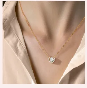Collier pendentif cœur élégant avec des pierres scintillantes pour le quotidien et les cadeaux.
