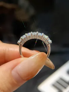 Detaillierte Nahaufnahme des funkelnden Moissanit-Rings mit edlem silbernem Band.