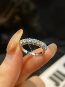 Atemberaubender 925 Silber Moissanit Ring mit 7 Steinen, tollem Funkeln und elegantem Design.