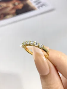 Nahaufnahme Detailansicht des funkelnden 7-Stein Moissanit Rings aus 925er Sterlingsilber.