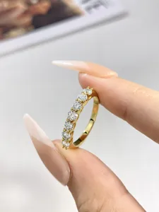 Nahaufnahme eines funkelnden 7-Stein Moissanit Rings aus Sterlingsilber mit feinen Details.