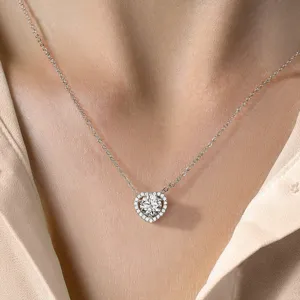 Collier de clavette pendentif cœur élégant en argent sterling moissanite vue principale