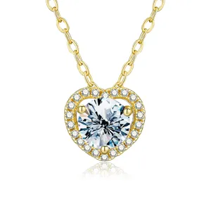 Superbe collier pendentif coeur en argent sterling plaqué or 18k avec moissanite.