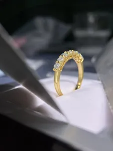 Nahaufnahme eines siebensteinigen Moissanit-Rings aus Sterlingsilber, Detail.