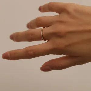Filigraner, minimalistischer Gold-Pave-Ring im Detail, funkelnde Steine für elegante Alltagsmode.