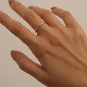 Minimalistischer silberner Moissanit Pave Ring Detailblick mit funkelndem feinen Band.