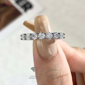 925 Silber Moissanite Ewigkeitsring glitzernder minimalistischer Schmuck Detail Ansicht