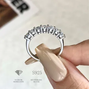 Nahaufnahme eines glänzenden S925 Sterling Silber Bandrings mit funkelnden Moissanit Steinen.