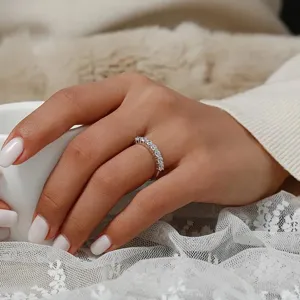 Silber Moissanit Reihenring Detailansicht, eleganter funkelnder Zirkonia Ring Damenschmuck.