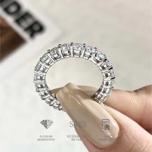 Detailansicht eines funkelnden Eternity-Moissanit-Rings gefasst in 925er Sterlingsilber.