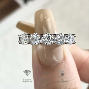 Detailaufnahme des funkelnden Fünf-Stein Moissanit Rings aus echtem Sterlingsilber.