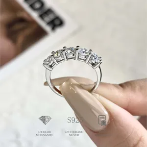 Eleganter S925 Sterling Silber Moissanite Ring mit fünf funkelnden runden Zirkonia Steinen.
