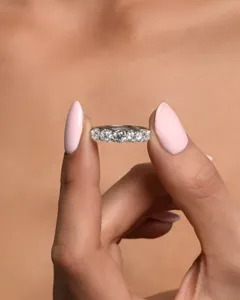 Nahaufnahme Detail eines minimalistischen Fünf-Stein Moissanit Silberrings am Handmodell.