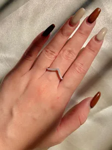 Nahaufnahme Detailansicht eines minimalistischen silbernen Moissanit V-Rings an Hand.