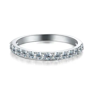 Minimalistischer Sterlingsilber Ring mit funkelndem Moissanit Pavé Band für den Alltag.