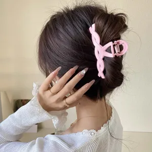 Pince à cheveux rose élégante pour femme, accessoire coiffure pratique et tendance pour le quotidien.