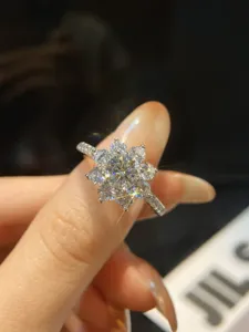 Detailansicht eines funkelnden Moissanit Sonnenblumen Cluster Rings aus 925er Silber.