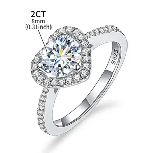 Nahaufnahme Detail eines funkelnden 2CT Herzschliff Moissanit Rings mit Silberfassung.