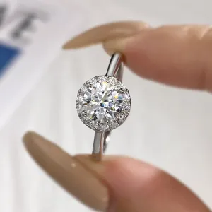 1 Karat Moissanit Halo Ring 925 Sterling Silber Klassischer Verlobungsschmuck Detailansicht