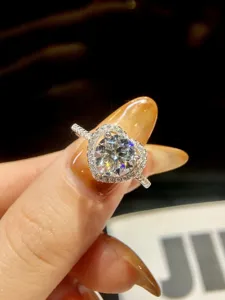 Nahaufnahme des Herz-Moissanit-Rings mit funkelnden Diamanten und Sterlingsilber.