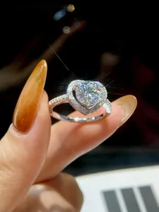 Herz Moissanit Ring aus 925 Silber, Herz hohles Design Halo Diamant Ring für Damen
