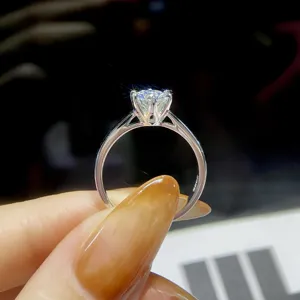 Klassischer Solitär-Moissanit-Ring mit sechs Krappen aus 925er Sterlingsilber für Damen.