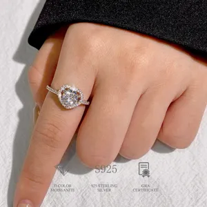 Herzförmiger 2-Karat Moissanit Ring aus 925er Sterlingsilber mit funkelnden Steinen.