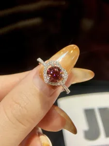 Nahaufnahme des funkelnden Herz-Moissanit-Rings mit schimmernden Halo-Steinen im Detail.
