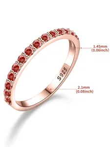 Roségold S925 Sterlingsilber Stapelring mit funkelnden roten Moissanit Steinen und schmalem Band.