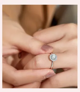 Nahaufnahme Detail eines Sterlingsilber Halo Rings mit funkelndem runden Moissanit Stein.