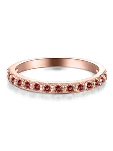 Nahaufnahme der funkelnden rosa runden Moissanite Steine in einem Roségold Stapelring Detail.