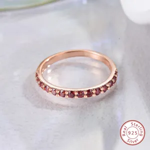 Detailansicht eines minimalistischen Roségold vergoldeten 925er Silberrings mit roten Steinen.