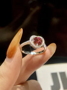 Nahaufnahme Detail Herz Moissanit Sterling Silber Ring mit strahlenden Steinen.