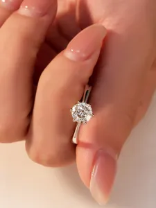 Klassischer Solitärring mit sechs Krappen und brillantgeschliffenem Moissanit für Damen Schmuck.