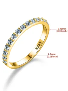 Detailansicht des minimalistischen Sterlingsilber Moissanit Bandrings mit präzisen Maßen.
