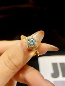 Exquisiter Herz Moissanit Ring aus 925er Sterlingsilber mit funkelnden Diamant Details.