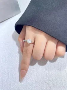 Nahaufnahme Detailansicht des eleganten Solitär-Moissanit-Rings mit sechs Krappen.