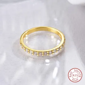 Vergoldeter 925er Sterlingsilber Ring mit einreihigen Zirkonia Steinen im Detail.