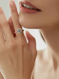 Nahaufnahme eines funkelnden Herz-Halo-Rings mit strahlendem Hauptstein und filigranem Band.