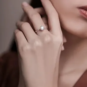 Klassischer eleganter Moissanit Sterlingsilber Solitärring mit sechs Krappen für Damen