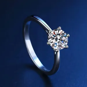 Exquisites Moissanit Sechserkrappen Ring Detail mit strahlendem Edelstein Feuer und glänzendem Metall.